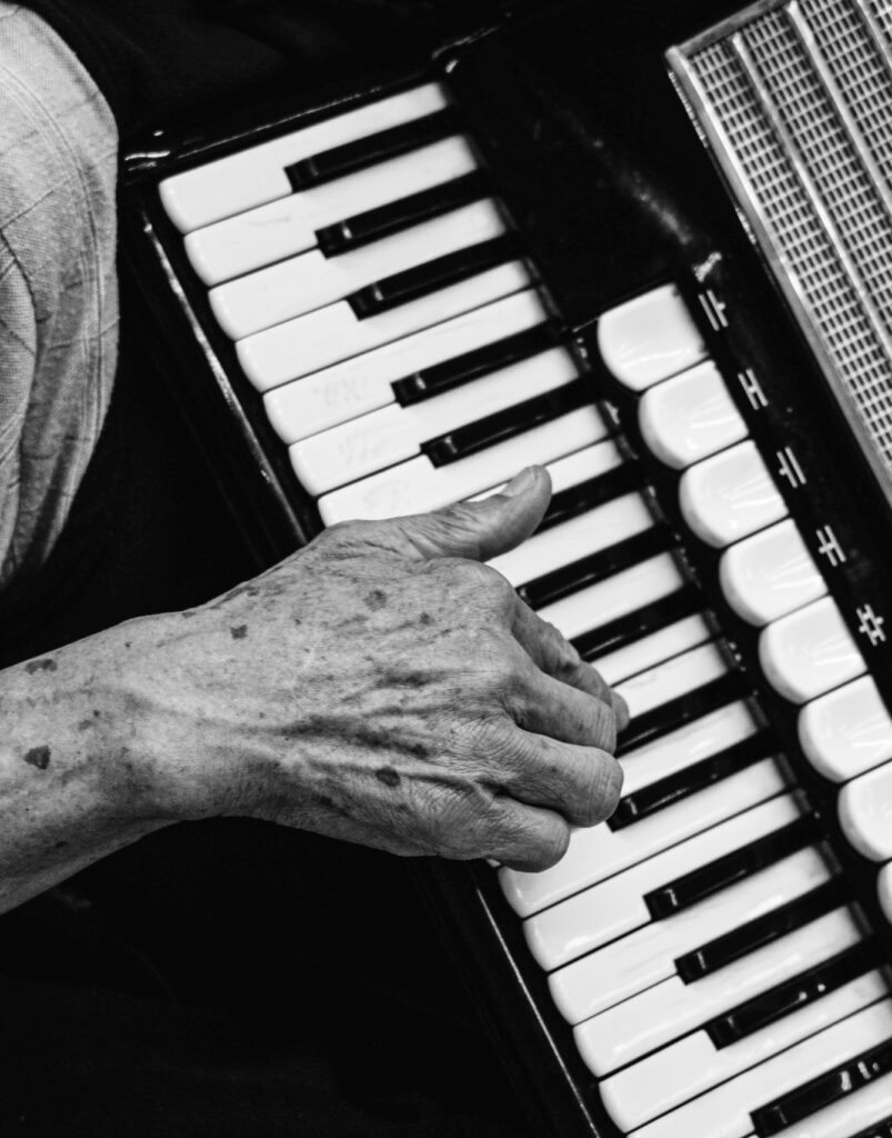 鍵盤を弾く年寄りの手