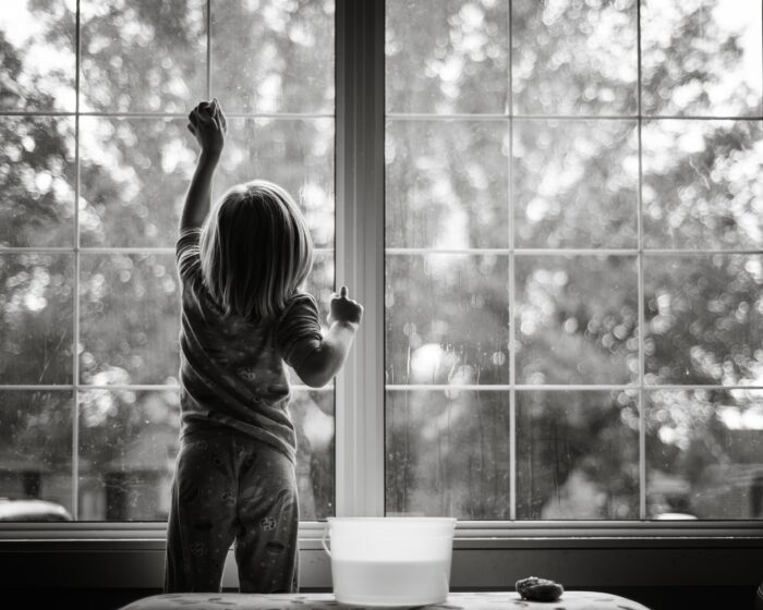 子どもが窓ふき掃除をしている写真