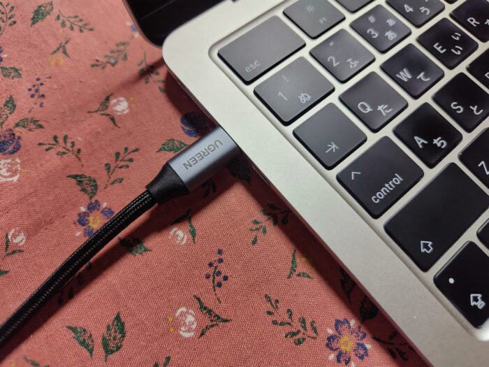 変換アダプタとMacBook Airを繋いだ写真