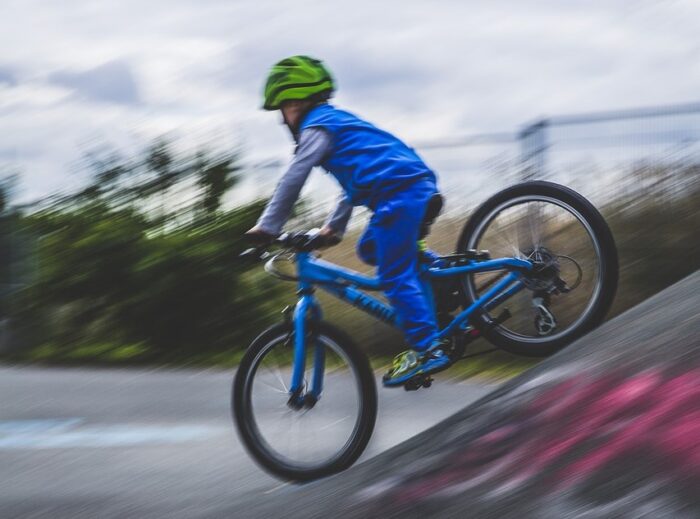 坂道をスピードを出して走る自転車