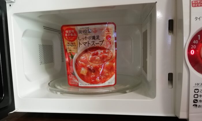 電子レンジの中に入れたトマトスープのパウチ